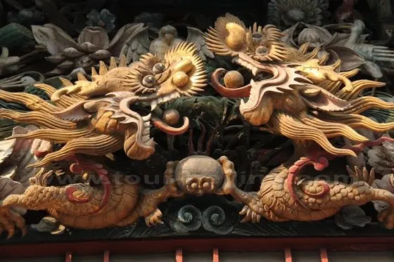 Two dragons play one spider