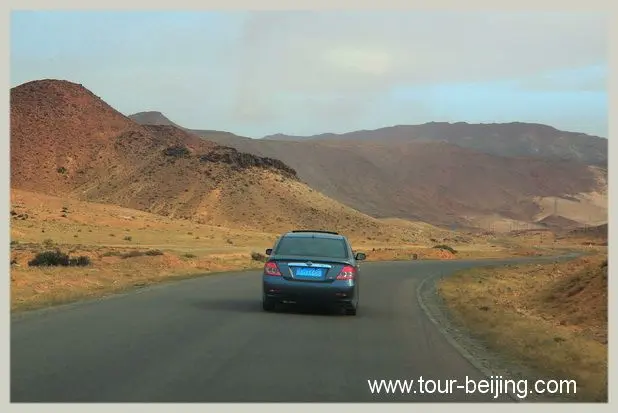 Now we are driving through Ulan Buhe Desert ( 乌兰布和沙漠)