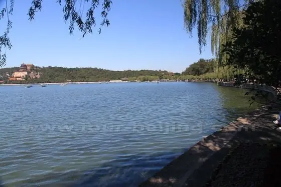 Walk along the East Dyke of Kunming Lake and move on to the core of the Summer Palace.