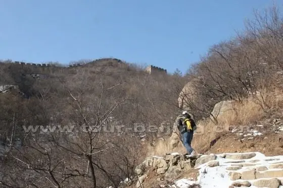 Walk along the zigzag mountain road up to the Wall