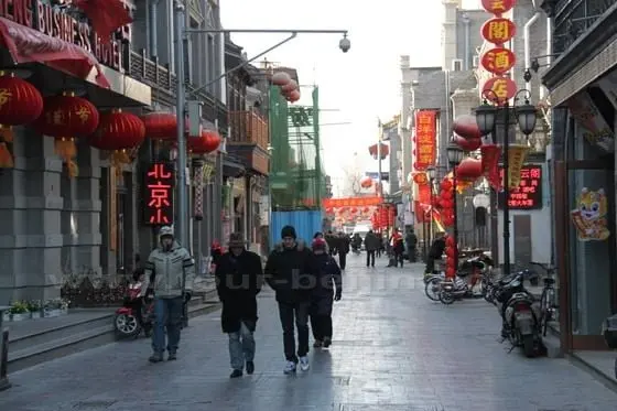 Walking on Guanyinsi Street, bringing you back to Beijing's past.