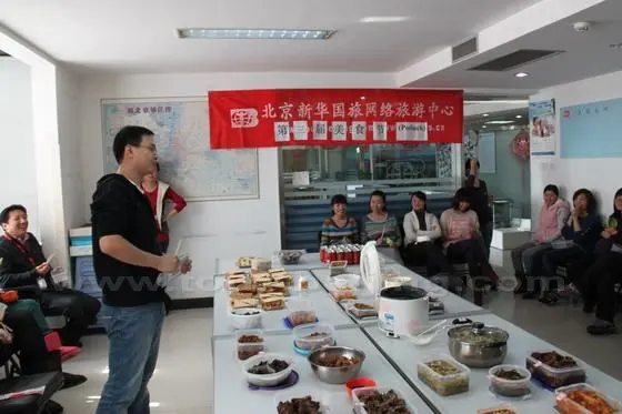 Wang Xiaolei is shily presenting his dish - Mapo Tofu with the helf of his wife.