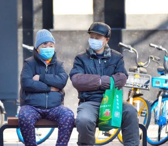 Move around wearing masks in Hangzhou, China