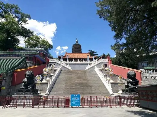 Lingguang Temple (Temple of Divine Light) is the only temple with resident monks.