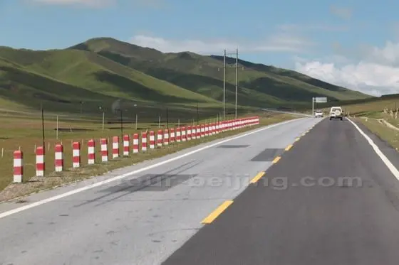 We are amazed by the alpine meadows along the National Highway No.213 within the border of Luqu.