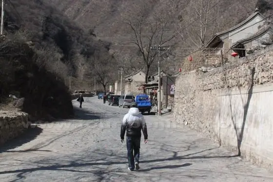 We are back to the main road and plan to visit Baiyu Village, 4km north of Cuandixia Village