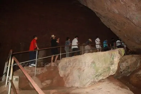 We are inside the Fuxi Cave and turning right, ready to go through the dark fissured cave.