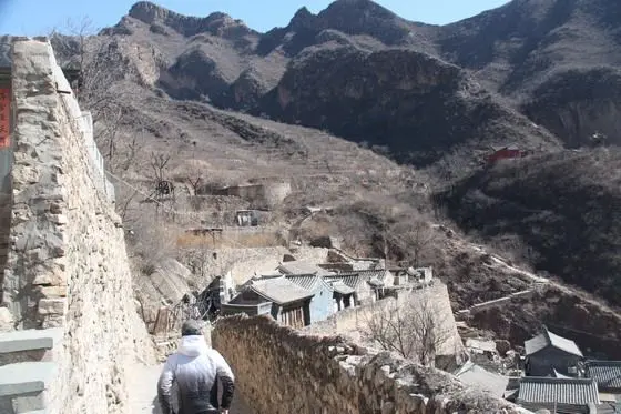 We are passing through the northern part of the village and start to walk down to the east of the village