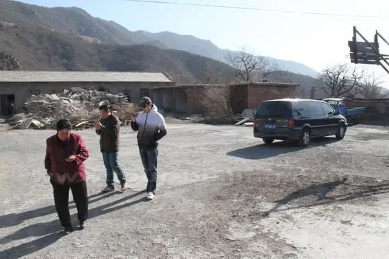 We arrived at the open courtyard, the former village administration area No mobile signal here in the village.