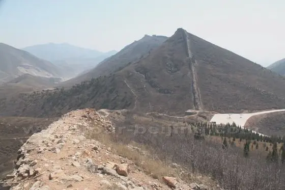 We climbed on the west section and took the picture of the shallow valley