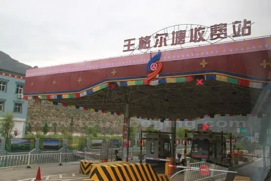 We entered the National Highway 213 at Wang Ge Er Tang Toll Gate