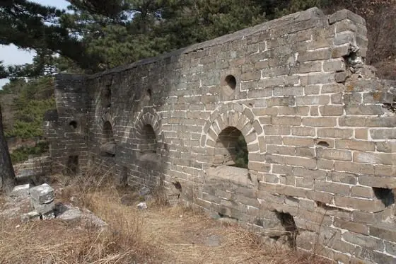 We see unqiue battlements made entirely with masonry on the fort.