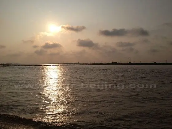 We turn around and on our back to the Yellow River Estuary Wharf, enjoying a setting sun.