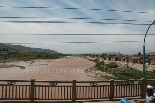 We were driving across the bridge spanning the Daxia River and entered the city of Linxia.