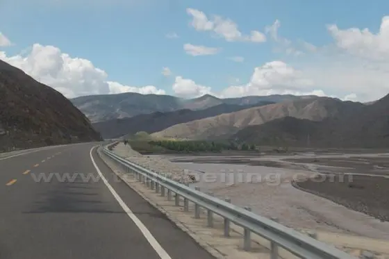 We were on the way to Lhatse from Shigatse