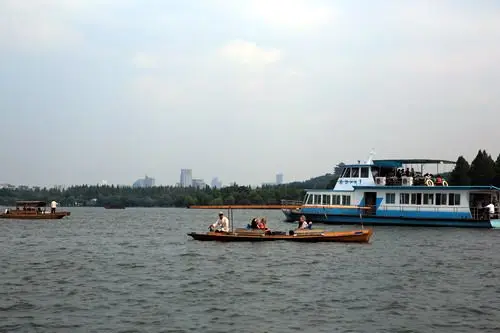 A pleasant and comfortable boat cruise on West Lake.
