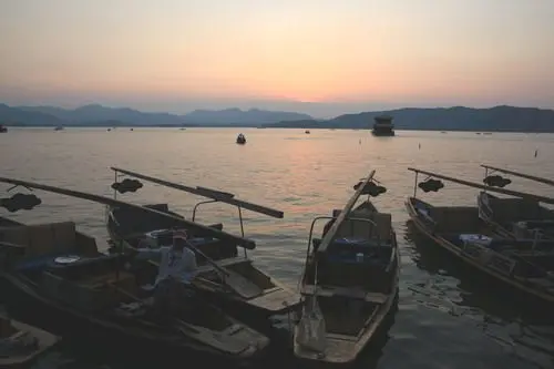 Boatmen are still waiting for passengers