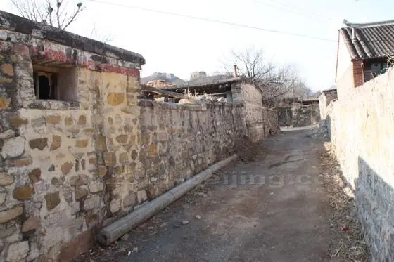 With Mr.Zhang taking the lead, we walk along the narrow lanes in the village