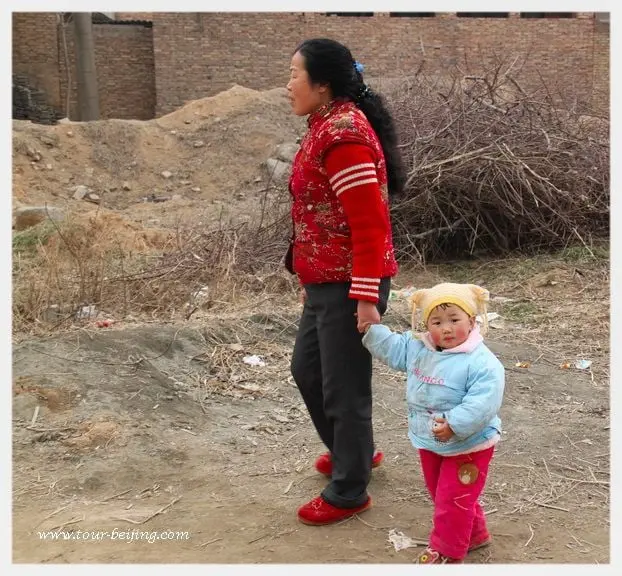 We met a middle-aged woman taking a lively kid dressed in traditional clothes.