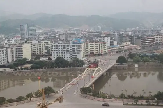 Yongding River cuts through the Fengcheng Town, the seat of Yongding County.