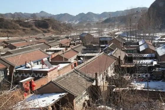 You will see rows of farmhouses along the road on your right side.