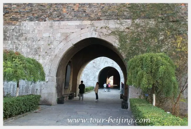 How to Visit Zhonghua Gate Nanjing (Tips, Photos & Maps)