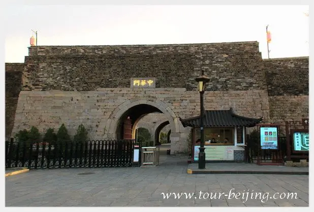 How to Visit Zhonghua Gate Nanjing (Tips, Photos & Maps)
