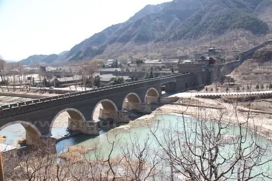 a close look at the five arch water gate wall