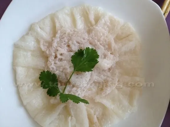 a kind of edible mushrooms that grows on the wet ground of a bamboo grove