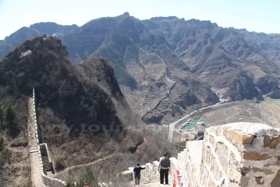 a steep mountain ridge which makes a wall unnecessary