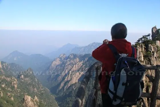 Standing on the Beginning-to-believe Peak to enjoy the sea of clouds