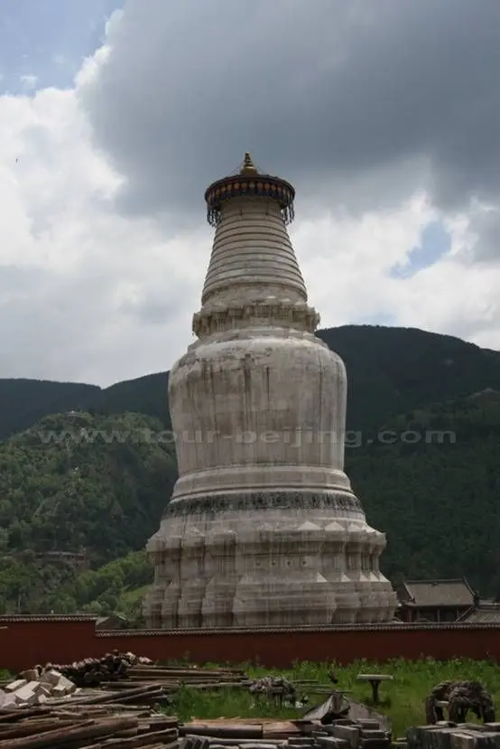 The top of the Tayuan Si Pagoda,