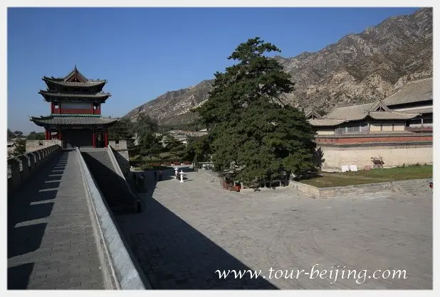 Ascending the wall, you are able to have a clear picture of the ancient city