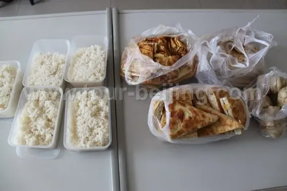 The staple food today: rice, steamed rolls , three kids of pies