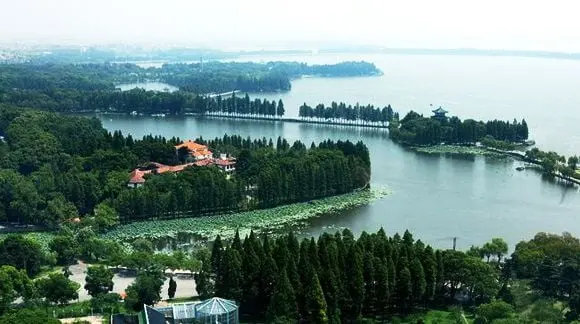 East Lake in Wuhan ( From Internet)