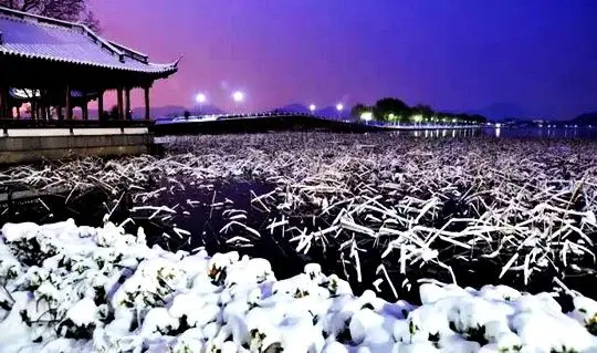 The Broken Bridge and Bai Causeway after dark