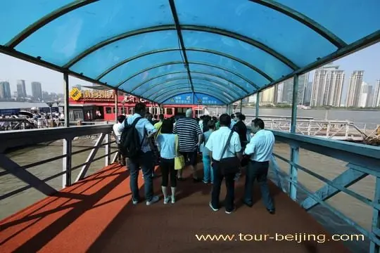 Wait for getting onto the ferry baot.