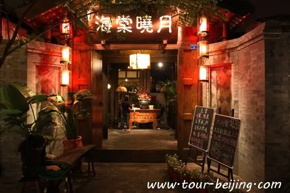 The restaurant offers both Sichuan and Canton food.