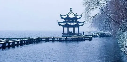 Snow scene at Changqiao Park along West Lake