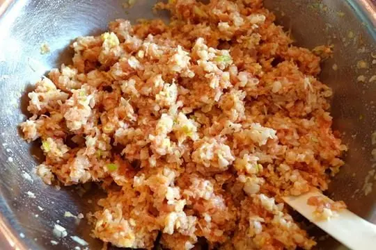 Mixing chopped Suan Cai with minced port