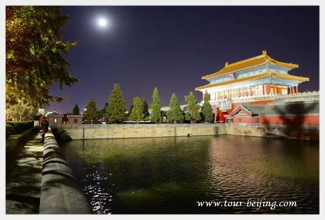 Stroll along the moat north of Forbidden City