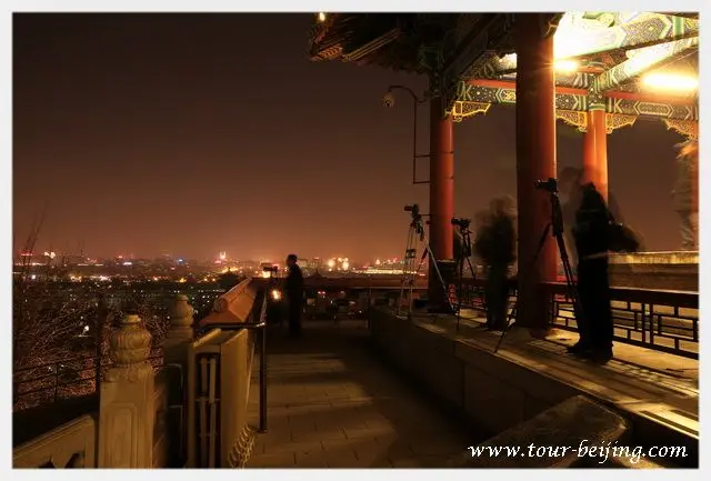 Standing on the terrace in the Wanchun Pavilion on the hill top