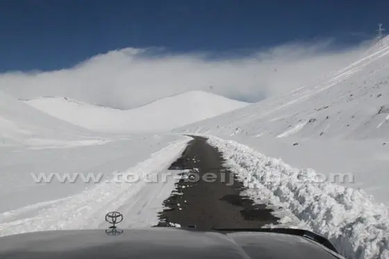 n the road sandwiched by the snow-capped peaks