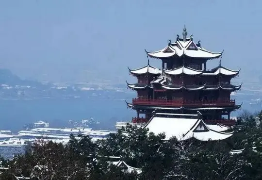 The spectacular Chenghuang Pagoda overlooking the misty West Lake