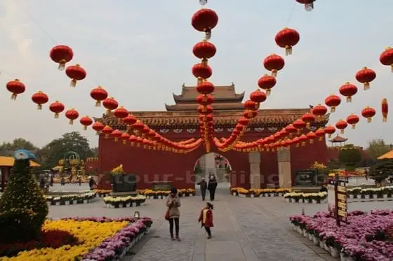 red lanterns hung on the ropes linked to the screen wall
