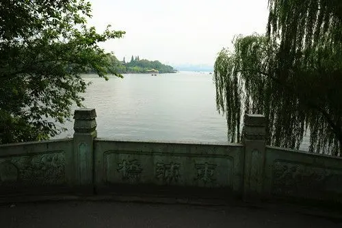 Standing on Dongpu Bridge, you can have a clear view of sunrise