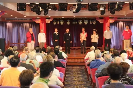 the Cruise Director Dick Caroentier gave us a briefing.