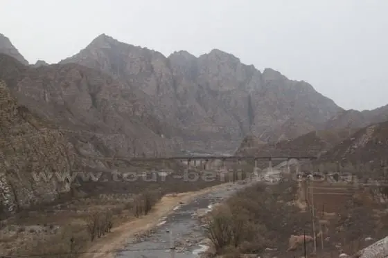 the NO.01 Asian arch railway bridge crosses over the Pearl Lake.