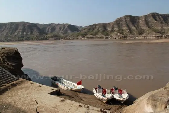 the bank is the simple whaf moored with three speed boats