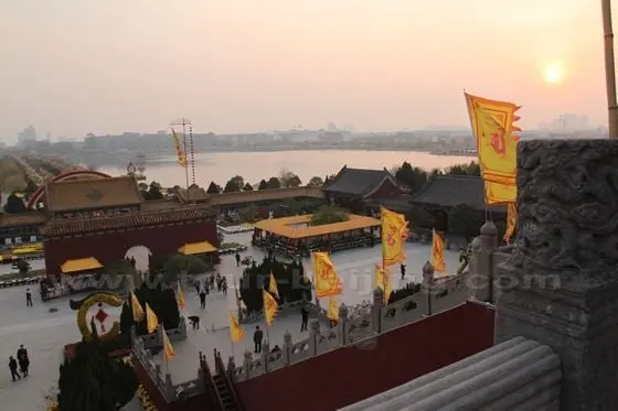the beautiful setting sun is high up over the Dragon Pavilion Park.